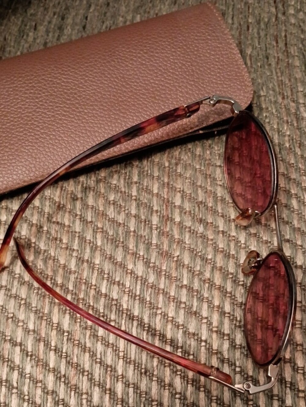 GIVEAWAY Women's Pink Tinted Cat-Eye Sunglasses with Case - Picture 2 of 2